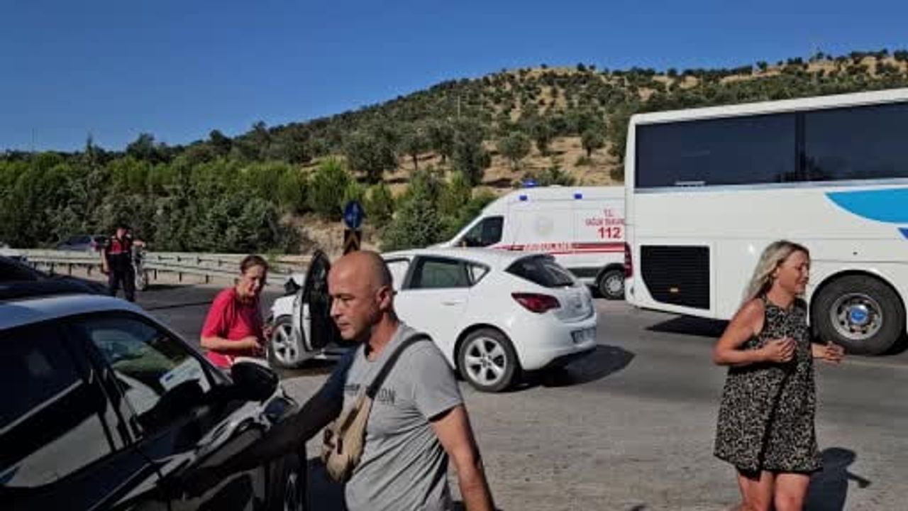 Çanakkale-İzmir karayolunda zincirleme kaza: biri ağır 4 yaralı