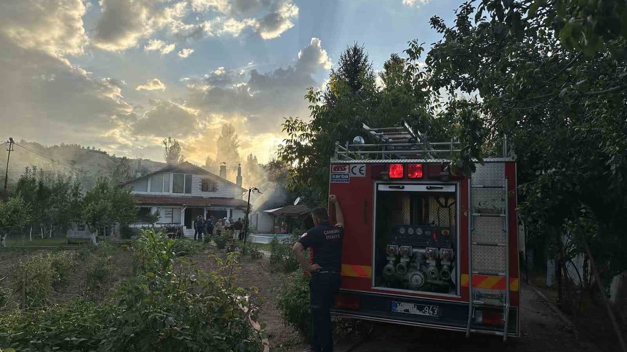Çankırı'da bahçede çıkan yangın kömürlüğü küle çevirdi