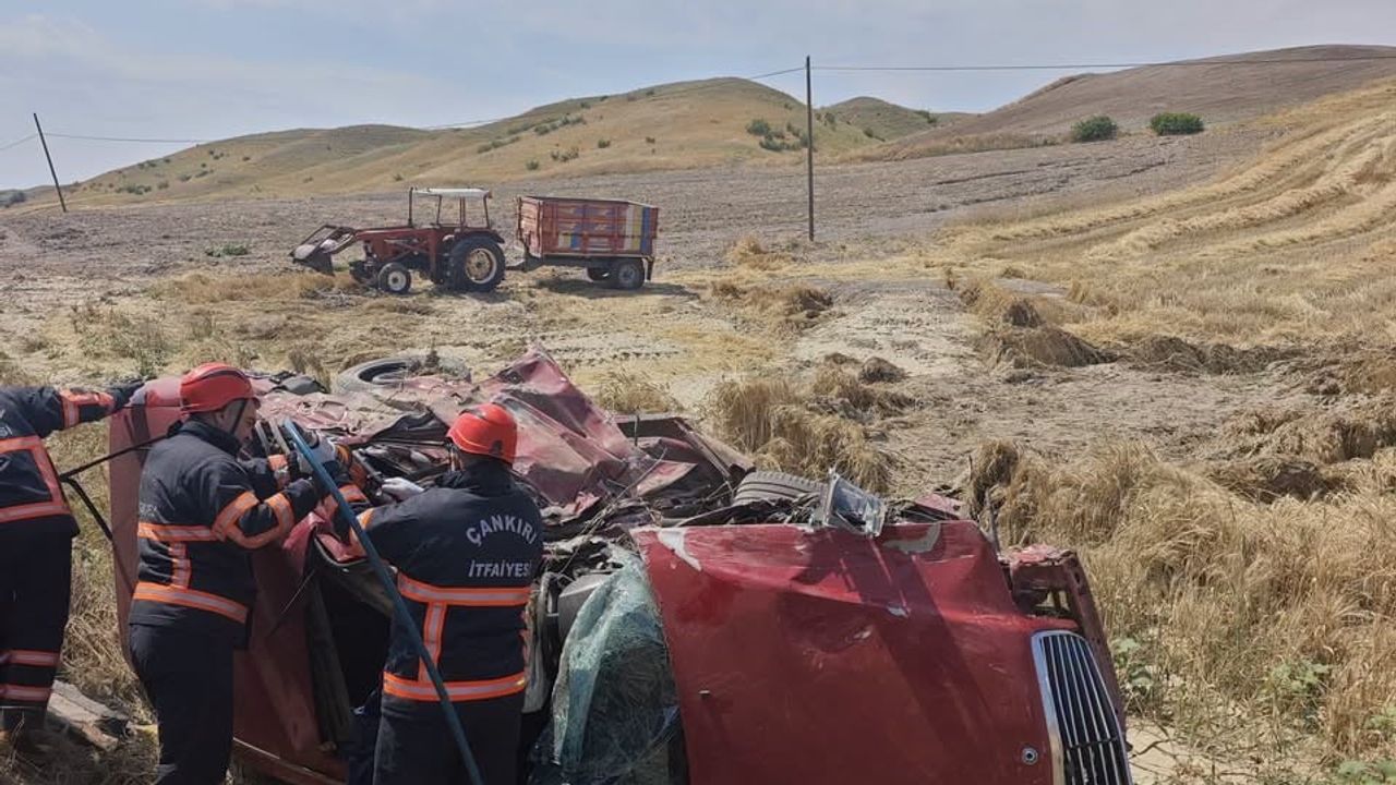 Çankırı'da hafif ticari araç ile otomobil çarpıştı: 3 ölü, 4 yaralı