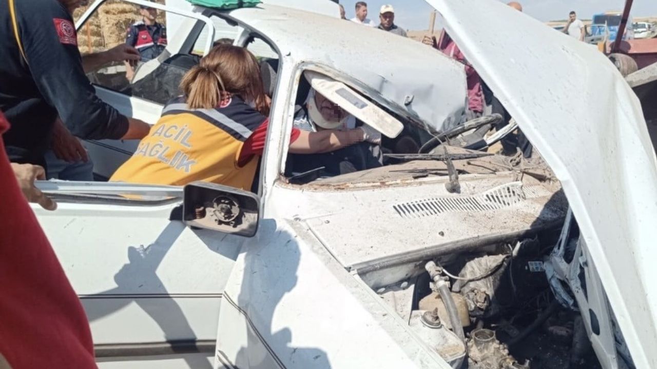 Çankırı'da otomobil park halindeki traktöre çarptı: 3 ölü, 1 yaralı