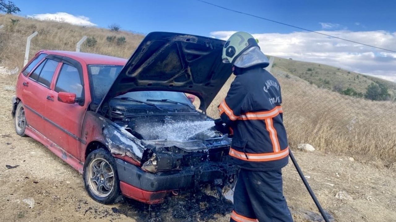 Çankırı Hıdırlık köyünde park halindeki aracın motoru alev aldı, itfaiye söndürdü