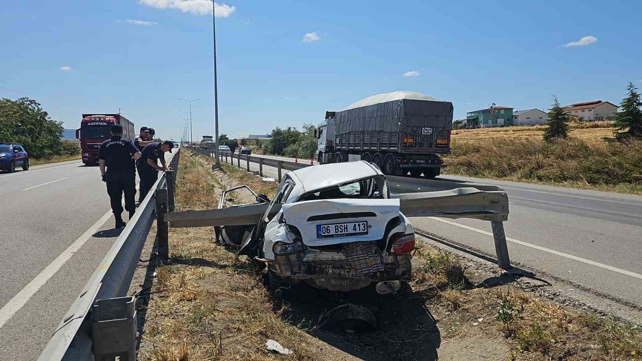 Çarpmanın ardından bariyerlere saplanan otomobilin sürücüsü kurtarıldı