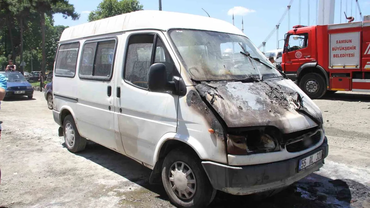 Çarşamba'da akü arızası minibüste yangına neden oldu, itfaiye müdahale etti