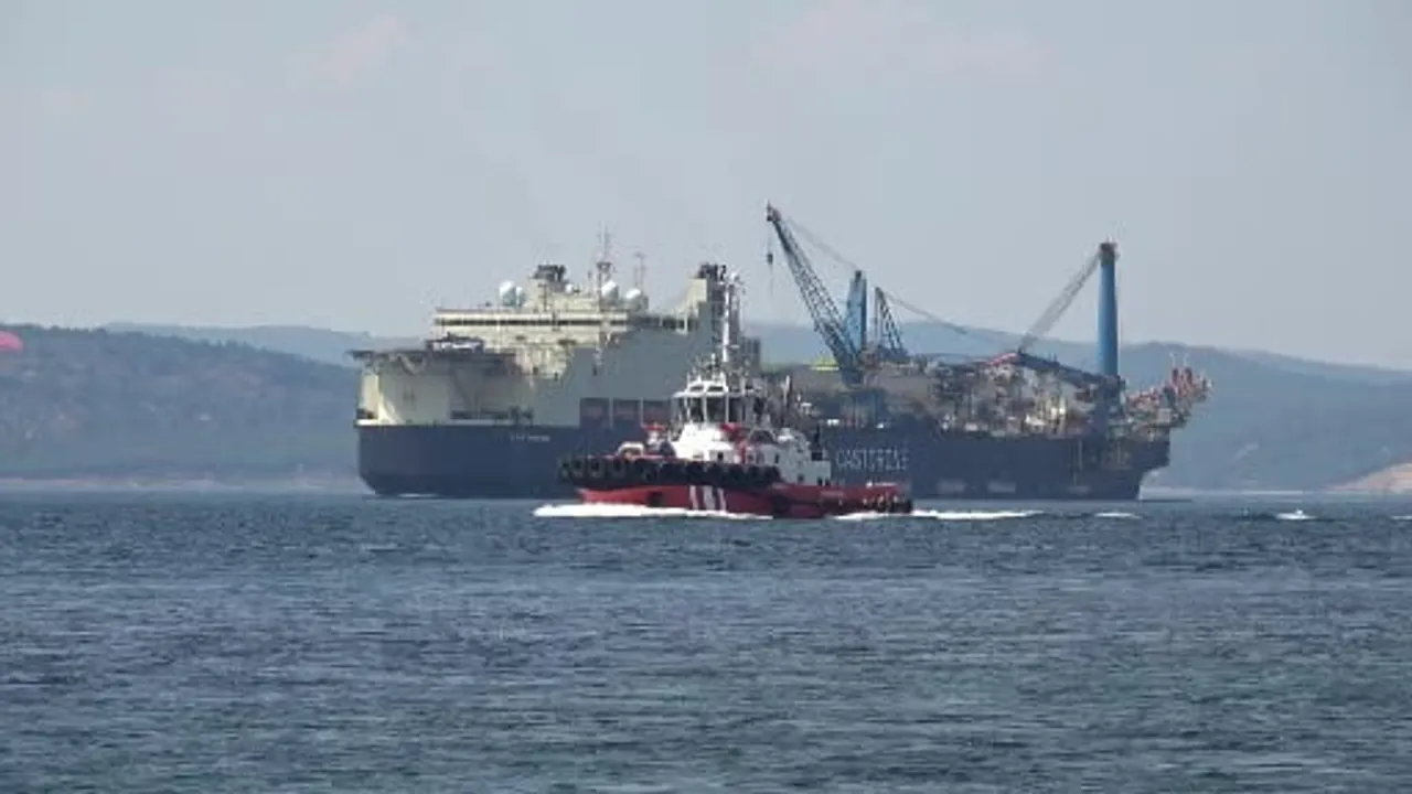 Castorone Çanakkale Boğazı'ndan geçti