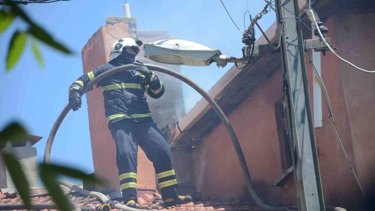 Çatı yangınına müdahale ederken bir alt kata düşen itfaiyeci yaralandı
