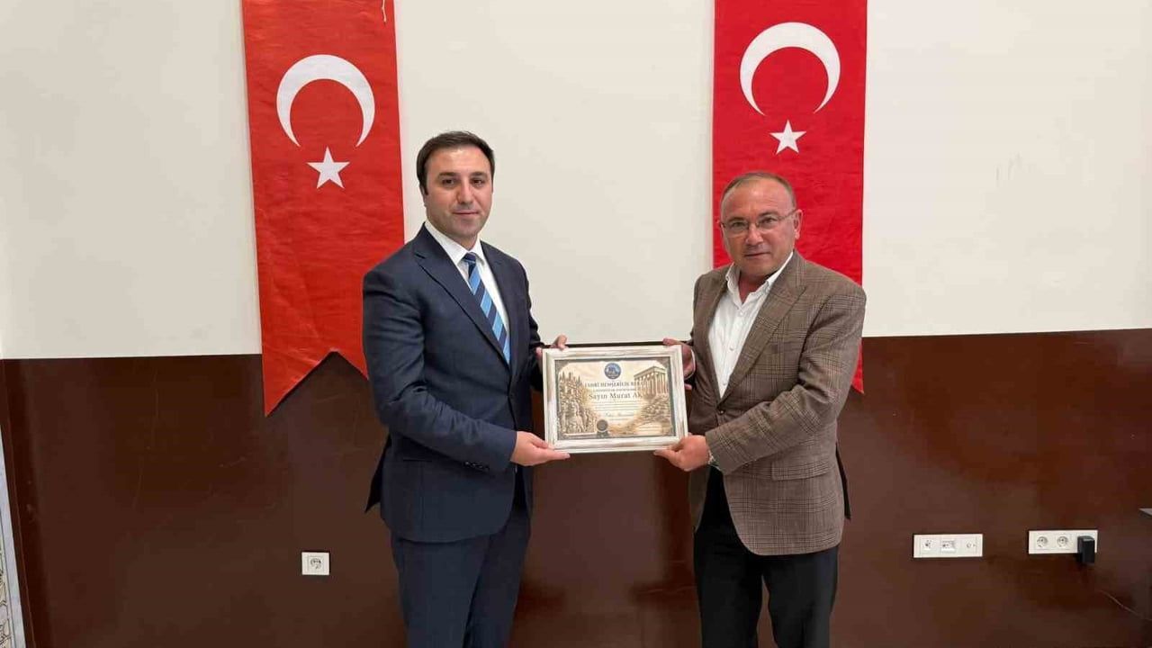 Çavdarhisar kaymakamı Murat Ak’a fahri hemşehrilik beratı