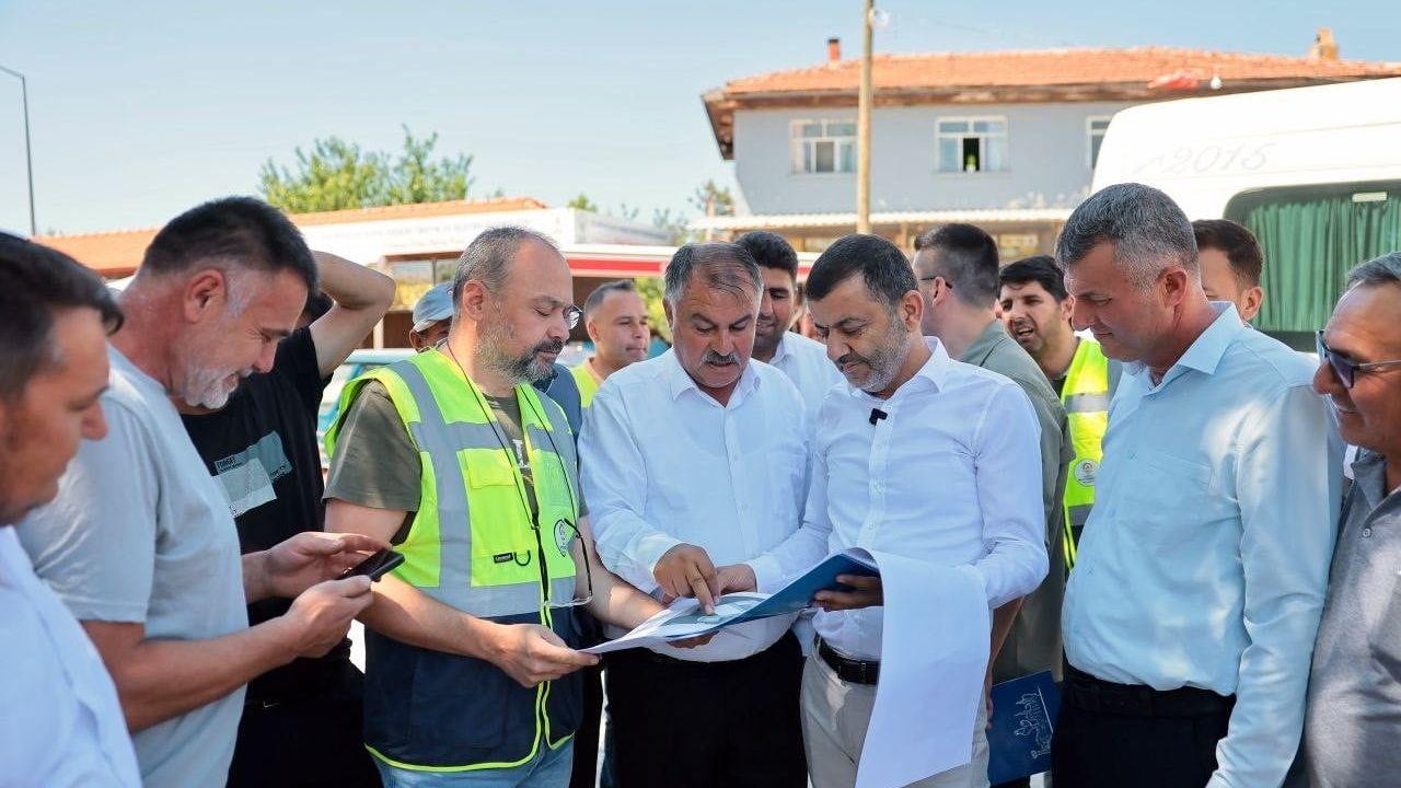 Çavuşoğlu Beyağaç'ta üreticilerle sahada: projeler yerinde incelendi