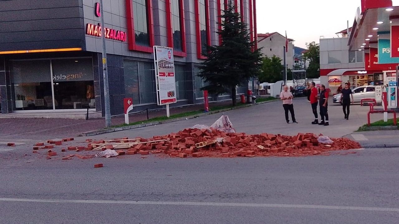 Çaycuma'da halatı kopan tırın yükü yola saçıldı