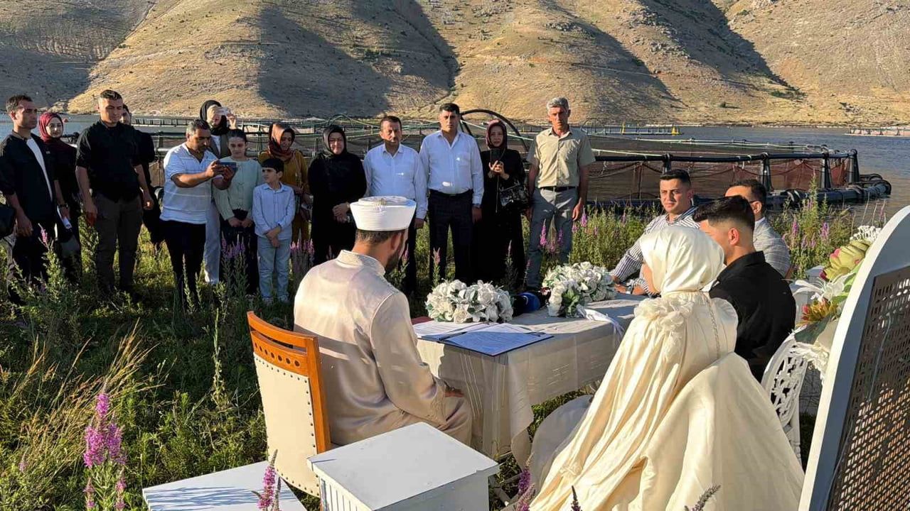 Çelikhan'daki yüzen adada ilk nikah töreni gerçekleştirildi
