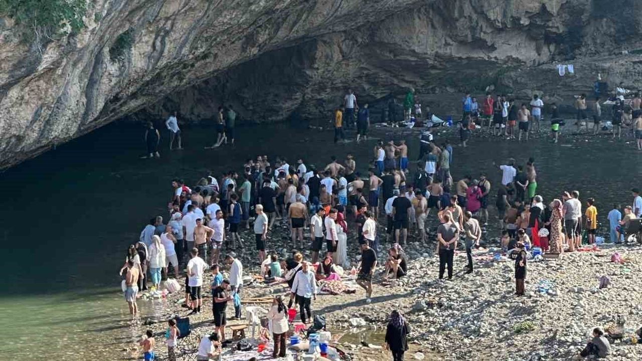 Cendere Köprüsü'nde piknik yapan genç suda kayboldu