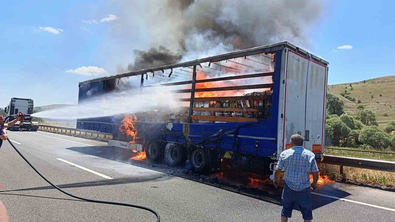 Çerkeş'te boya yüklü tırın dorsesi yandı