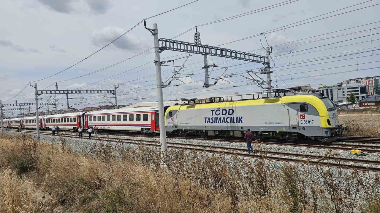 Çerkezköy'de Edirne-İstanbul seferini yapan trenin vagonu raydan çıktı