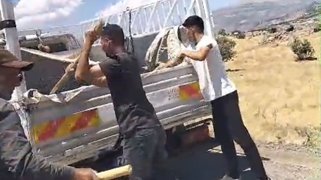 Çermik’te mahalle yolu muhtar ve vatandaşlar tarafından onarıldı