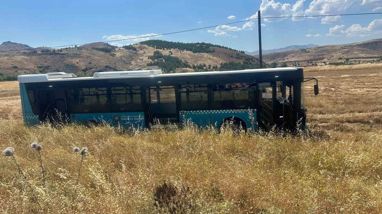 Çermik'te yolcu otobüsü ve otomobilin manevrası sonucu 2 yaralı