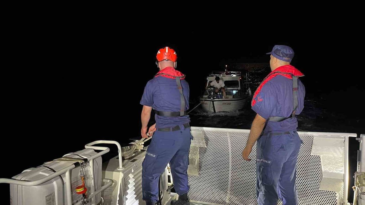 Çeşme açıklarında motor arızası yaşayan teknedeki 3 kişi Sahil Güvenlik tarafından kurtarıldı