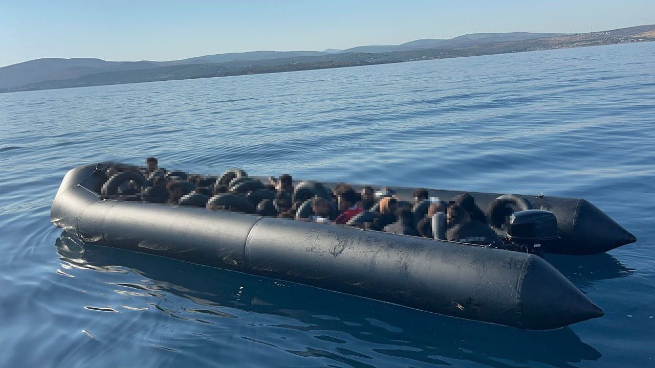 Çeşme'de iki ayrı operasyonda 54 düzensiz göçmen yakalandı