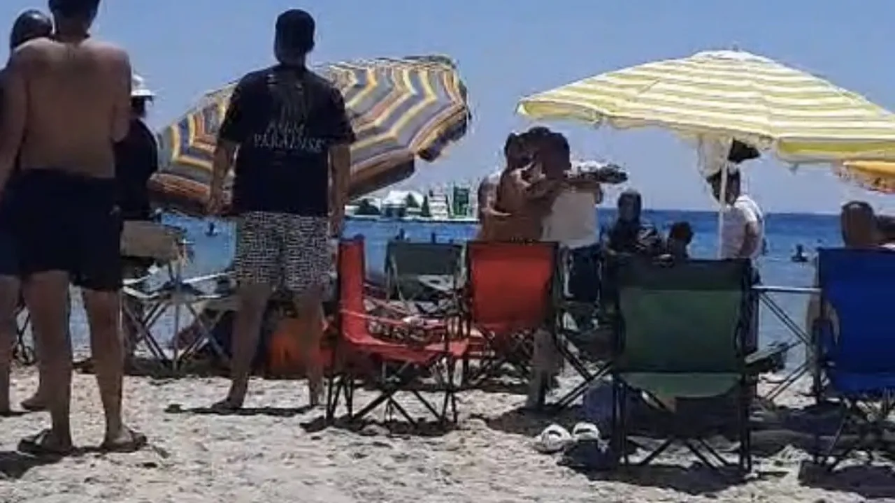 Çeşme'de plajda 'şemsiyeni açamazsın' tartışması