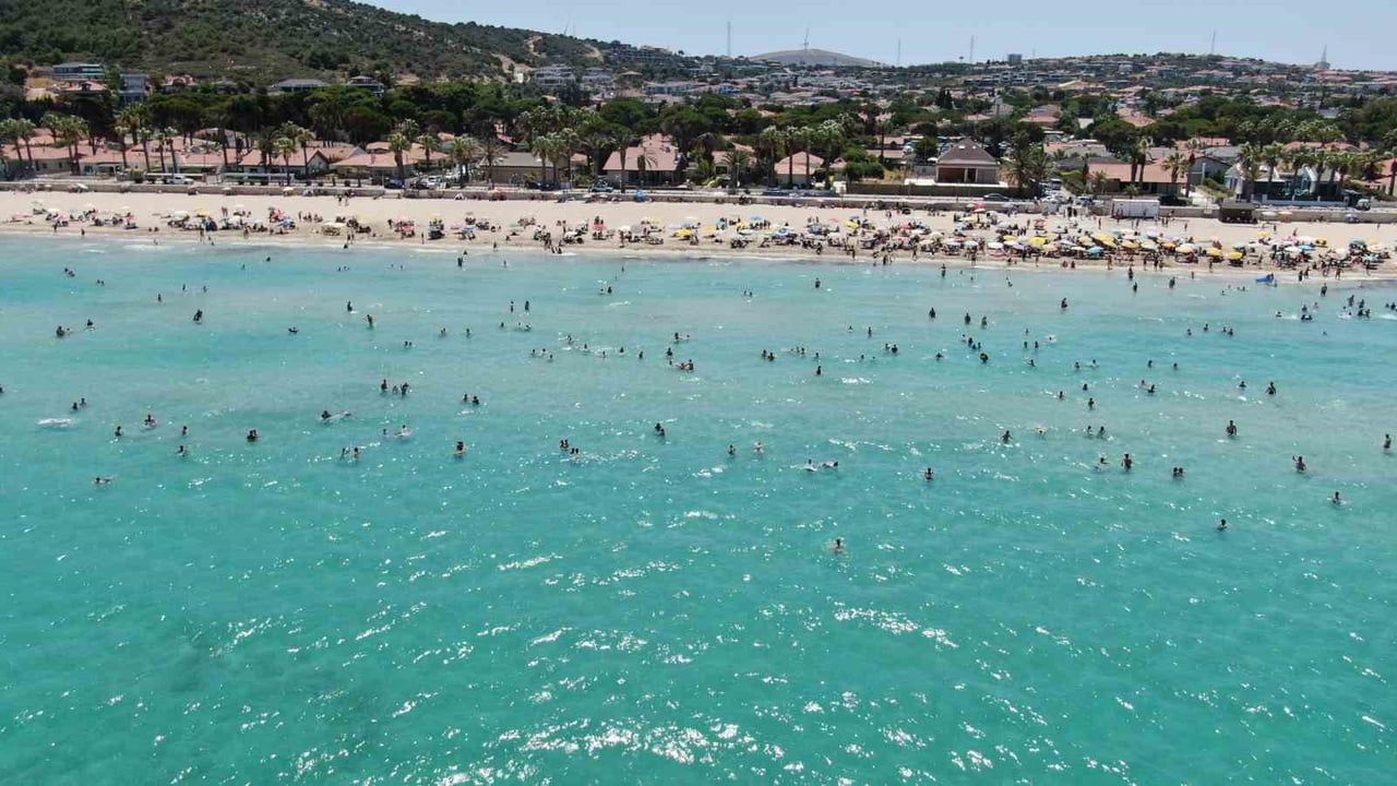 Çeşme sahilleri hafta sonu sıcaktan bunalanları ağırladı