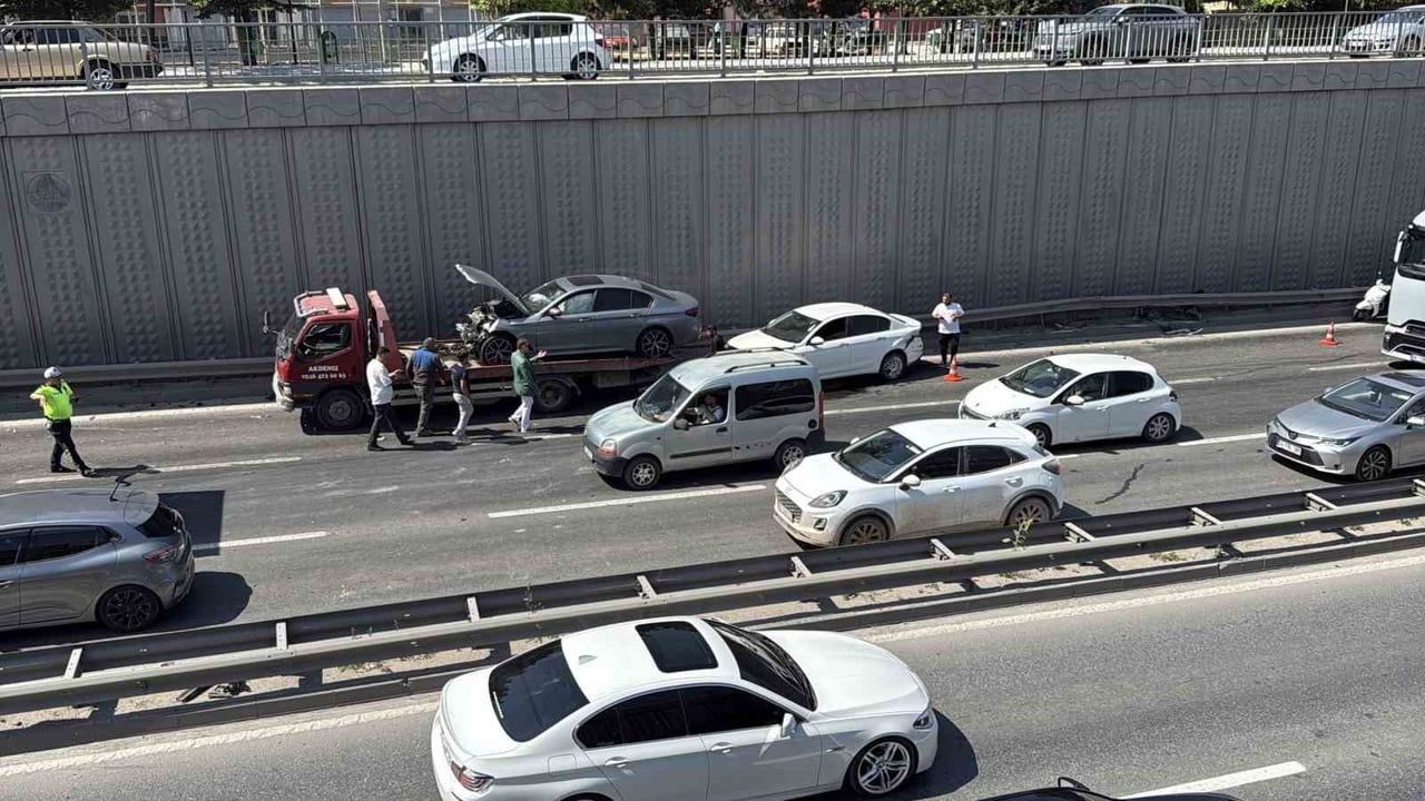 Çevre Yolu'nda 3 aracın karıştığı zincirleme kaza: 2 yaralı