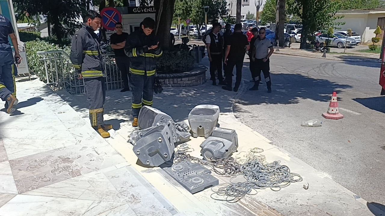 Cezaya tepki olarak belediye önünde ses sistemini ateşe verdi