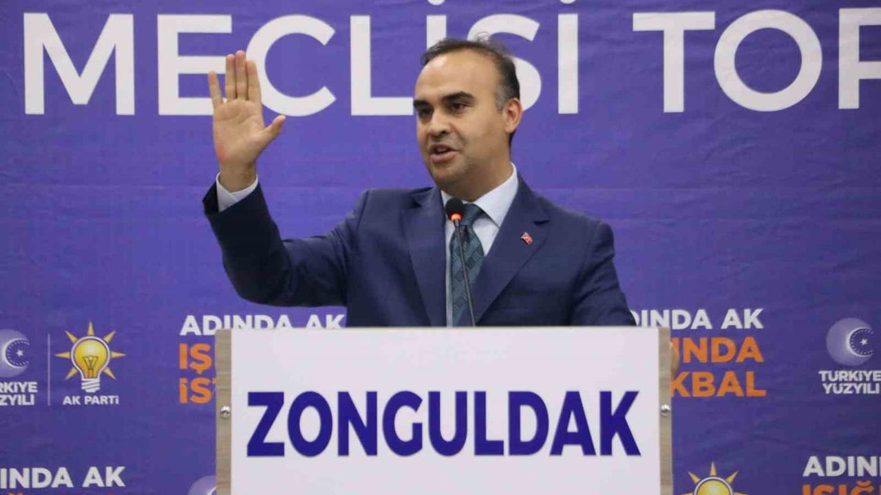 CHP’den istifa eden iki meclis üyesi AK Parti’ye geçti, rozetleri Bakan Kacır taktı