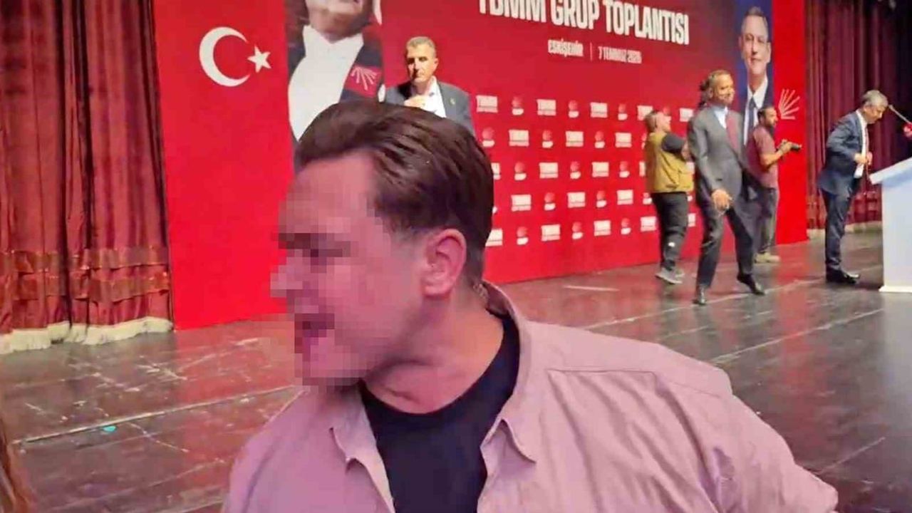 CHP’nin toplantısında basın mensubuna fiziksel müdahale