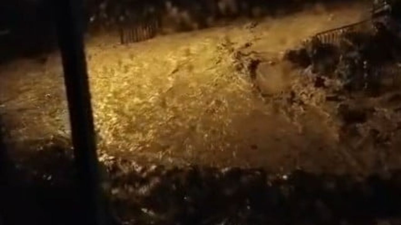 Cide'de anbean kaydedilen sel görüntüleri ilçe merkezindeki taşkını belgeledi