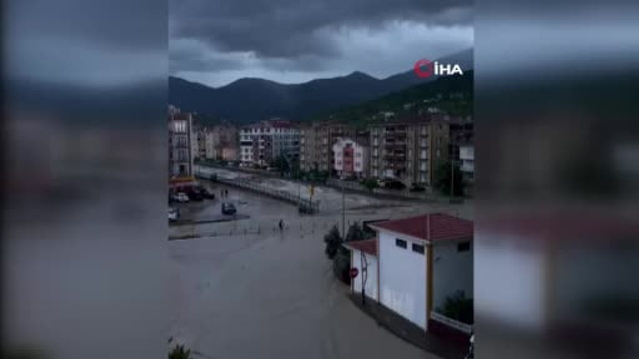 Cide'de aniden yükselen suyun geliş anı cep telefonuna yansıdı