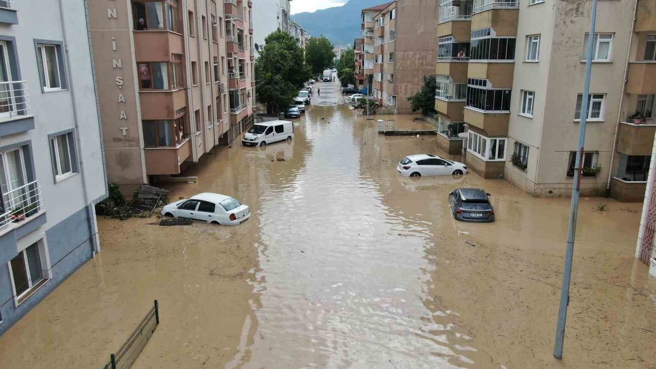 Cide'de Devrekani Çayı'nın taşmasıyla ilçe merkezi sular altında kaldı