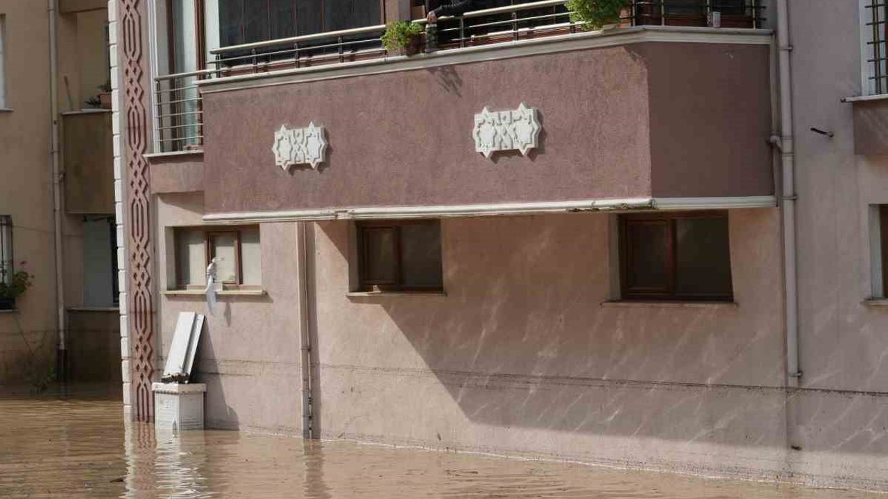 Cide'de gece etkili sağanak sonrası ekipler yoğun tahliye çalışması yürütüyor