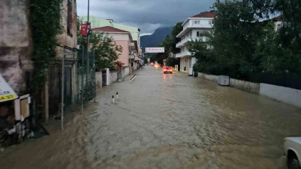 Cide'de gece yağışları ilçe merkezini su altında bıraktı