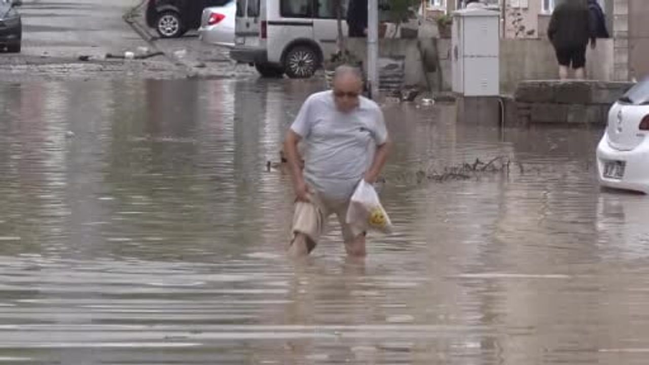 Cide'de sel sonrası seferberlik: ekipler su tahliyesine devam ediyor