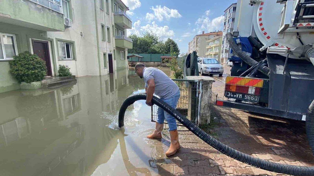 Cide'de selin yaraları ekiplerin çalışmasıyla sarılıyor