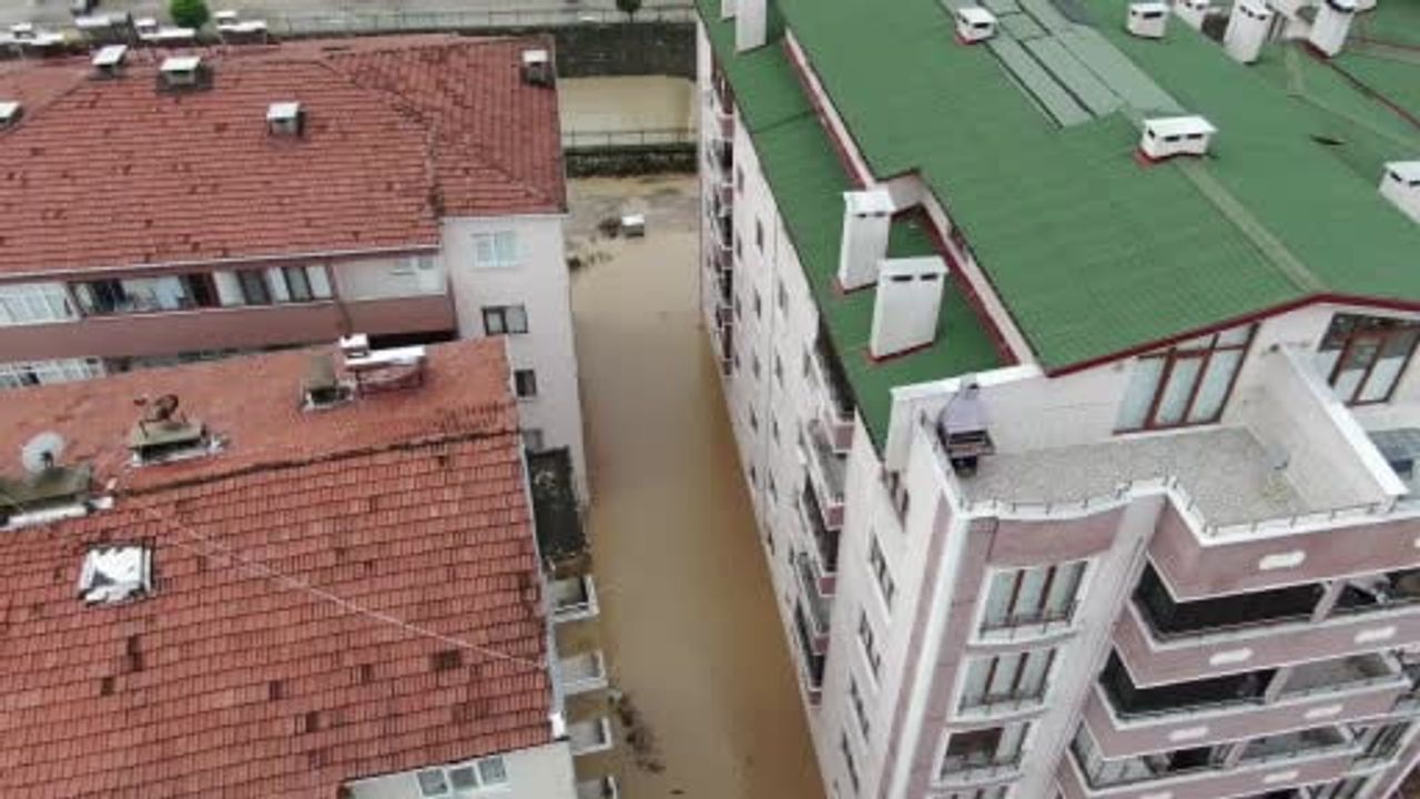Cide'de sokaklar göle döndü: sel görüntüleri havadan kaydedildi