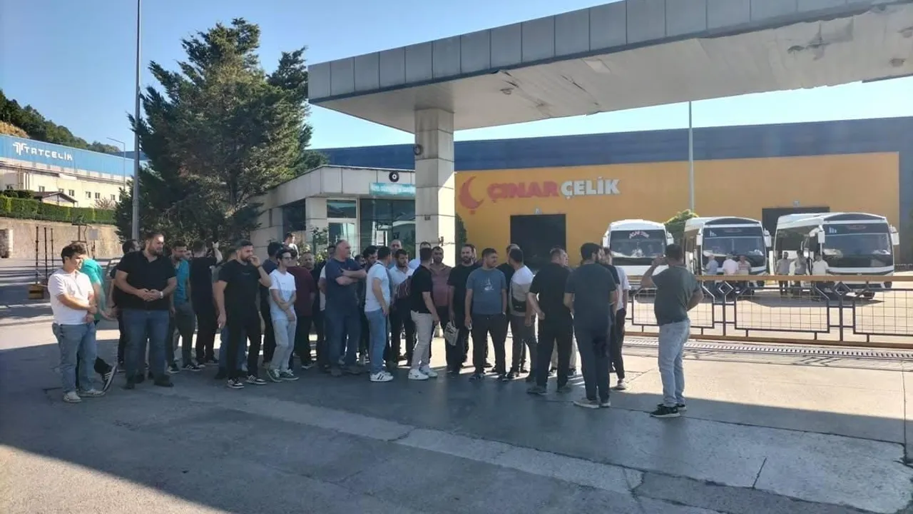 Çınar Çelik işçilerinden oturma eylemi