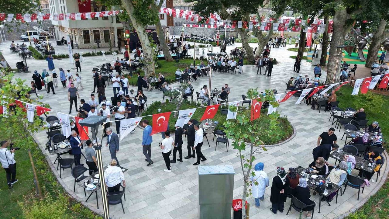 Çınaraltı çay bahçesi hizmete açıldı