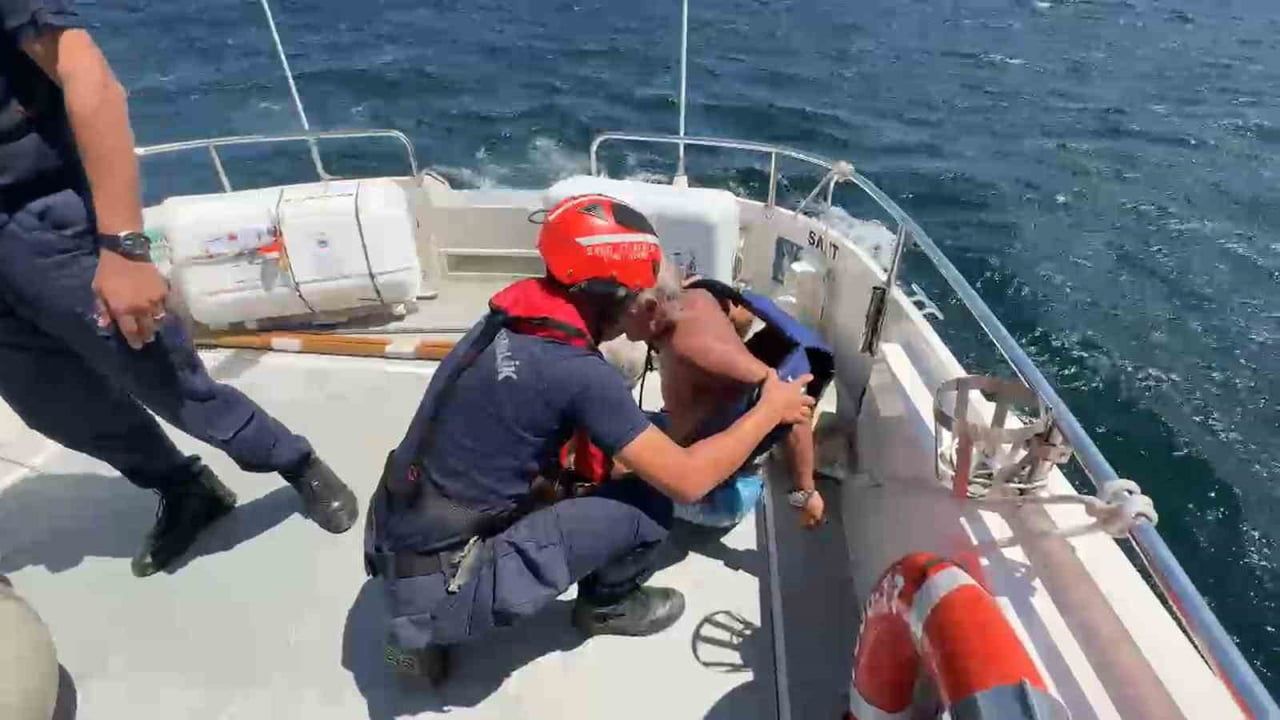 Çınarcık'ta alabora olan yelkenli kurtarıldı: 70 yaşındaki B.H.Ü. Setur Marina'ya götürüldü