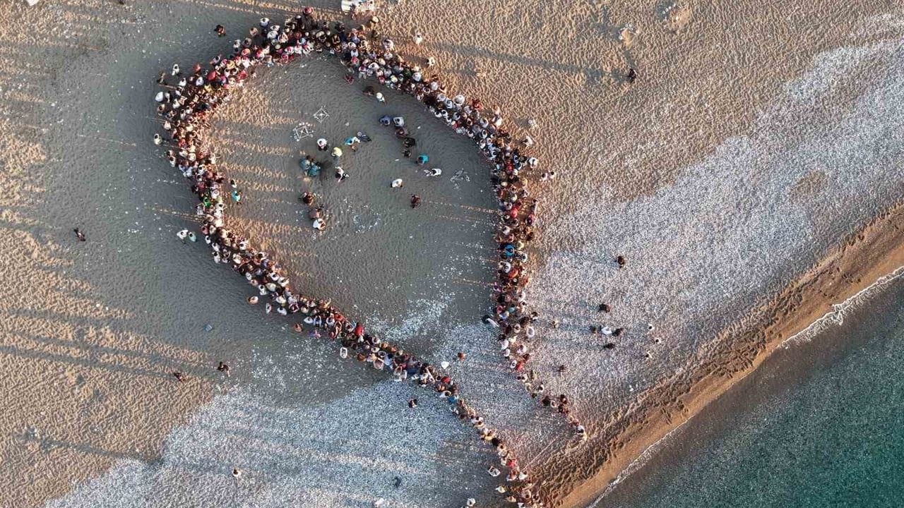 Çıralı'da caretta caretta yavrularının denizle buluşması için farkındalık etkinliği