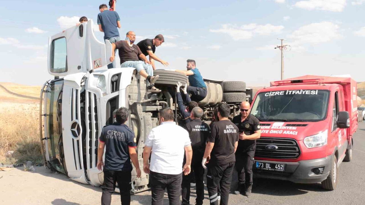 Cizre’de virajı alamayan tır devrildi: 1 yaralı