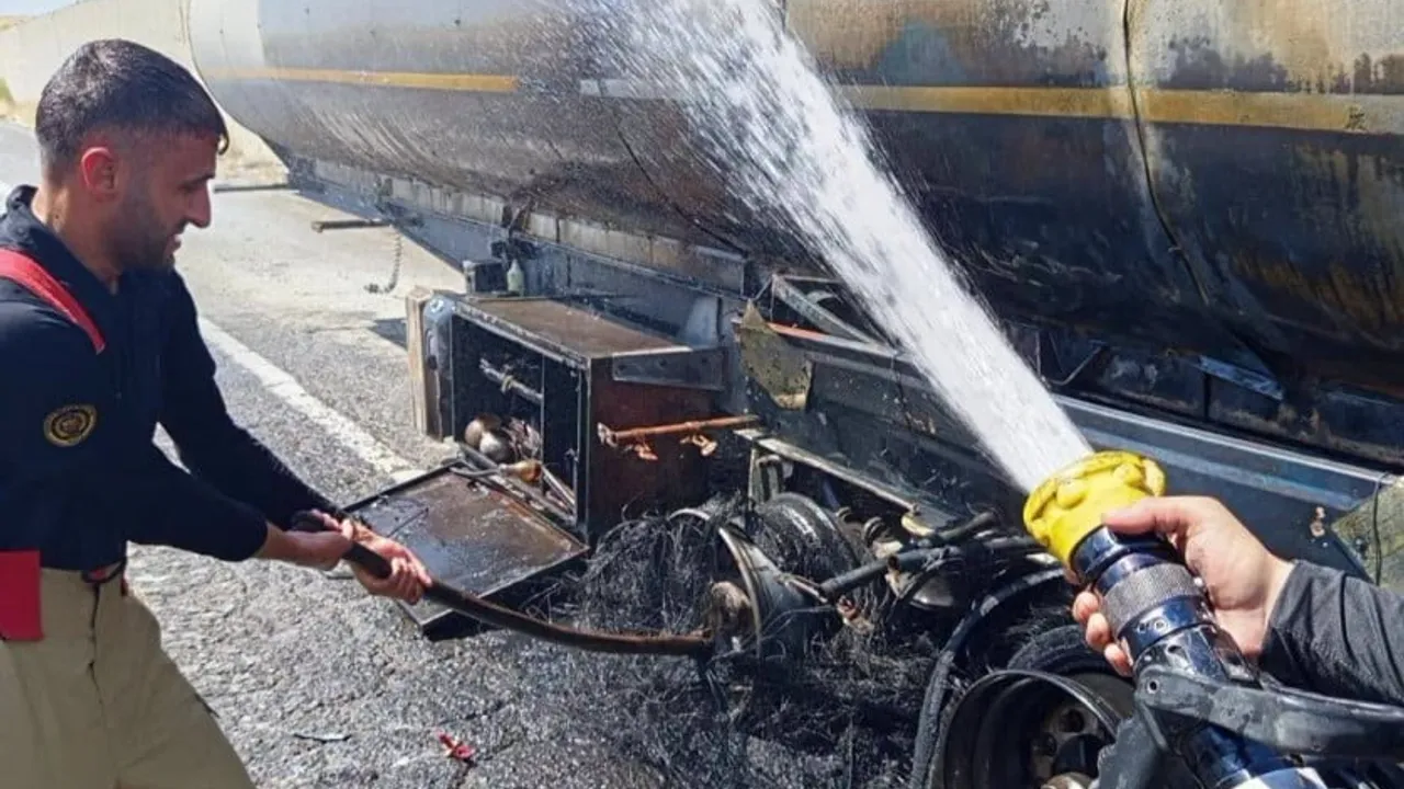 Cizre-Silopi D400 kara yolunda tır dorsesi yanarak kullanılamaz hale geldi