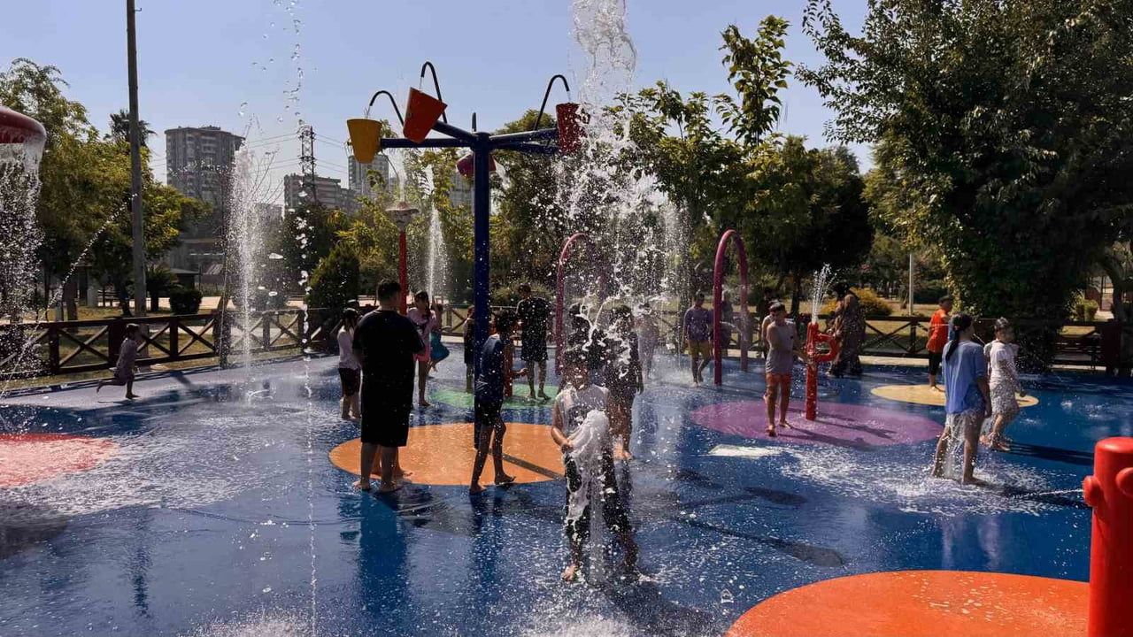 Çocuklar Adana sıcağından su oyun parklarında serinliyor