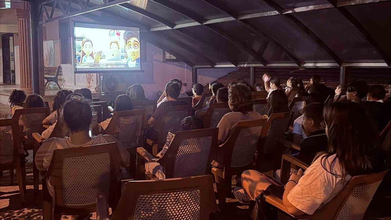 Çocuklar karne sevincini sinema etkinliğiyle kutladı