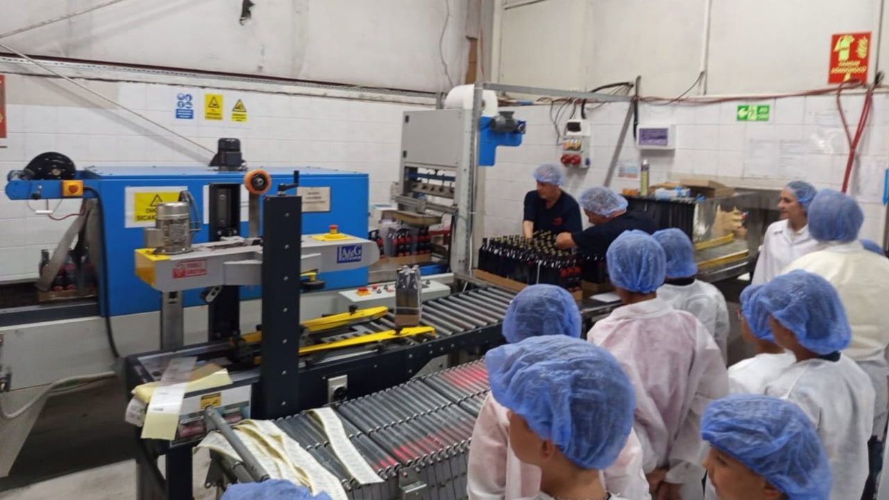 Çocuklar sirke fabrikasında meslekleri keşfetti