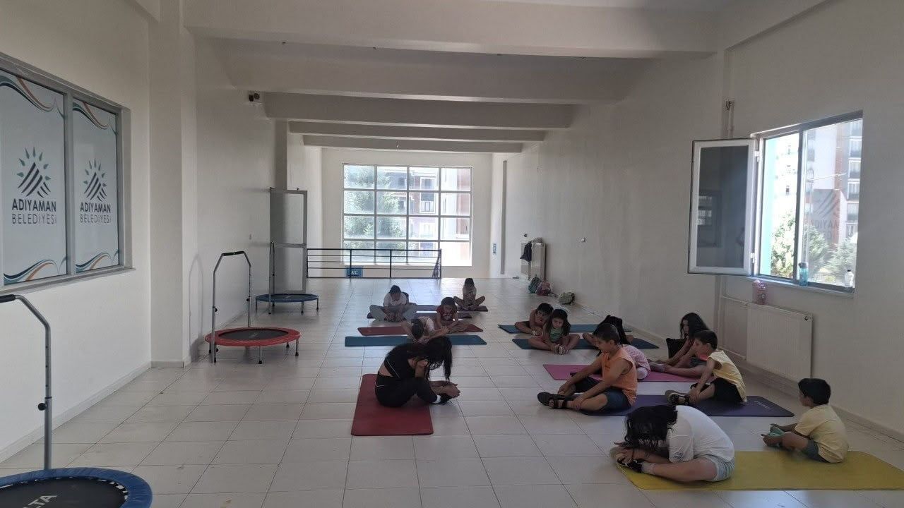 Çocuklar zumba ile eğlenirken spor yapıyor