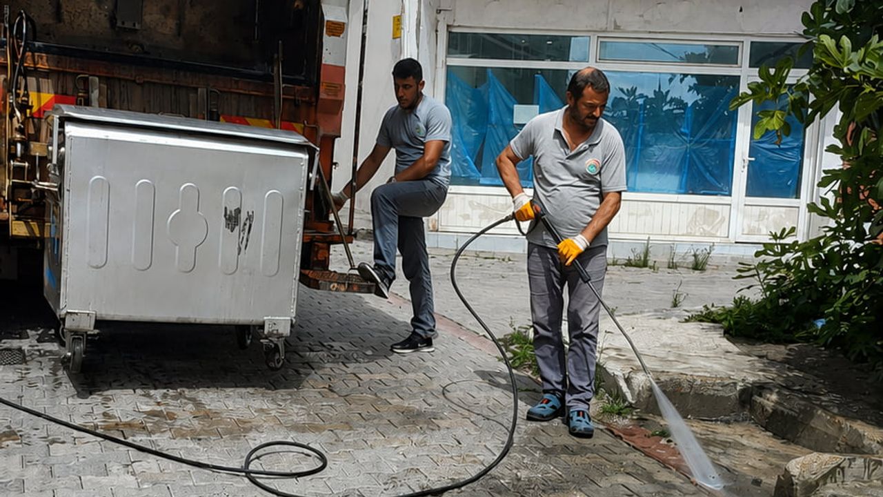 Çöplerin kaynağında hijyen: İlkadım konteynerleri periyodik olarak yıkanıyor