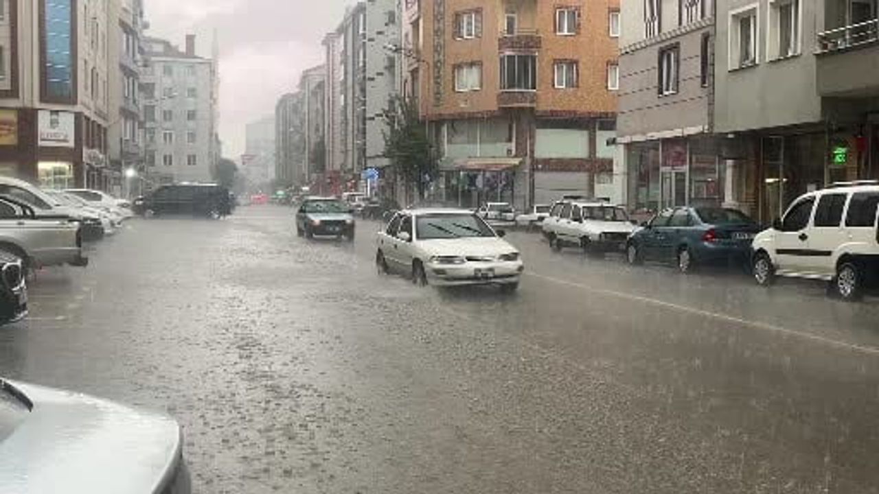 Çorum'da aniden bastıran sağanak sokakları göle çevirdi
