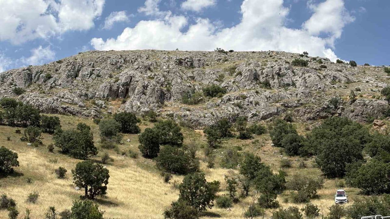 Çorum'da define ararken mağarada mahsur kalan kişi için kurtarma çalışması sürüyor