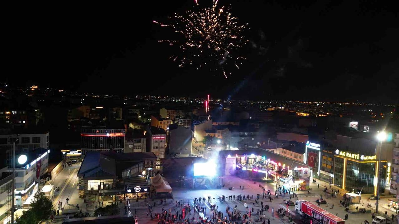 Çorum'da festival coşkusu havai fişek gösterisiyle zirveye çıktı