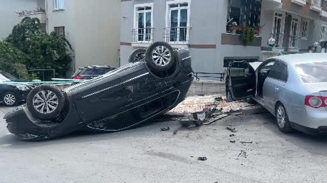 Çorum'da iki araç kavşakta çarpıştı: cip takla attı, 2 kişi yaralandı
