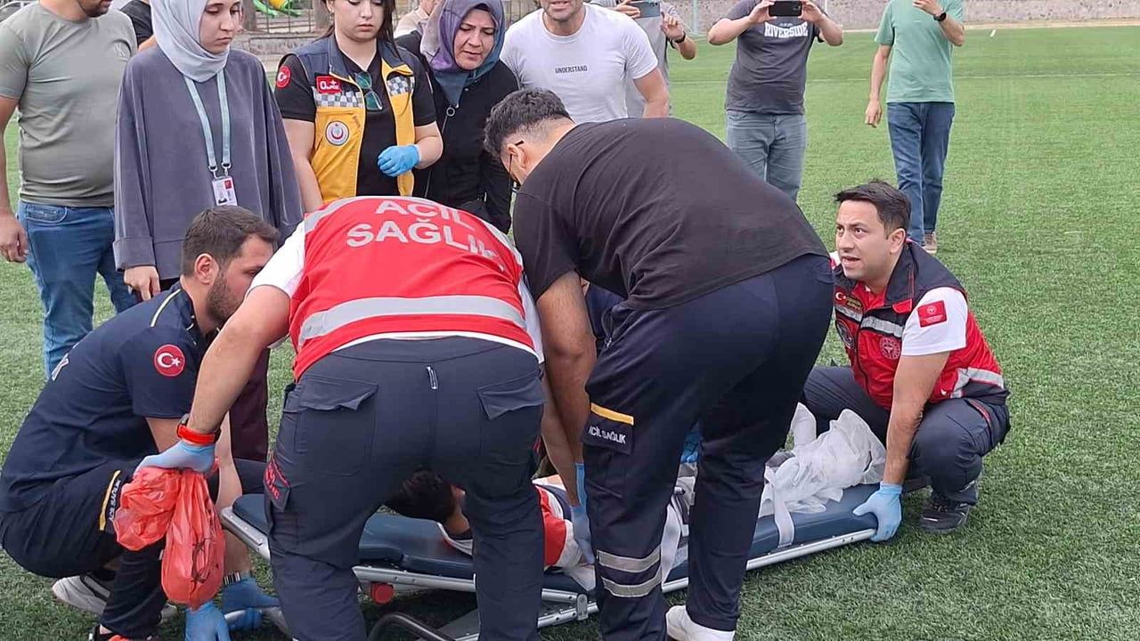 Çorum'da kapıya sıkışan 14 yaşındaki çocuğun kopan parmağı helikopterle Ankara'ya sevk edildi